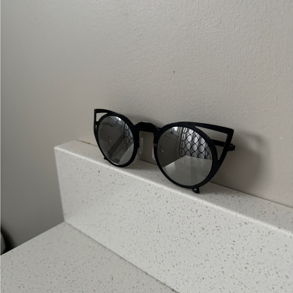 Chic Black Cat-Eye Sunglasses